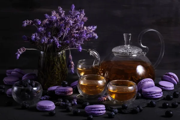 Tee Der Gläsernen Teekanne Mit Lavendel Und Blaubeermacarons — Stockfoto