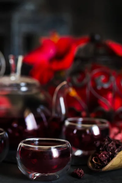 Gyógynövény Hibiszkusz Tea Carcade Piros Hibiszkusz Virággal Sötét Hangulat Fénykép — Stock Fotó