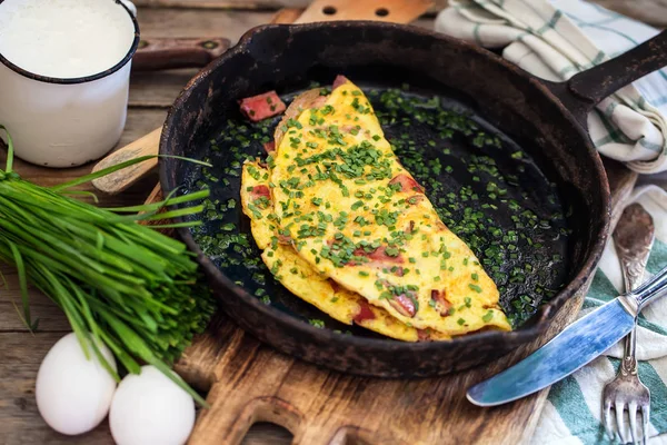 Frypan Hierro Fundido Con Omlette Con Jamón Cebollino Sobre Fondo — Foto de Stock