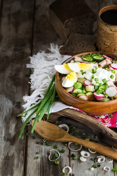 Sopa Fría Tradicional Rusa Okroshka Con Papa Jamón Pepinos Huevos — Foto de Stock