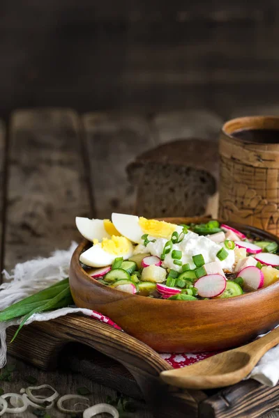 Ryska Traditionella Kall Soppa Okroshka Med Potatis Skinka Cucmebers Ägg Stockbild