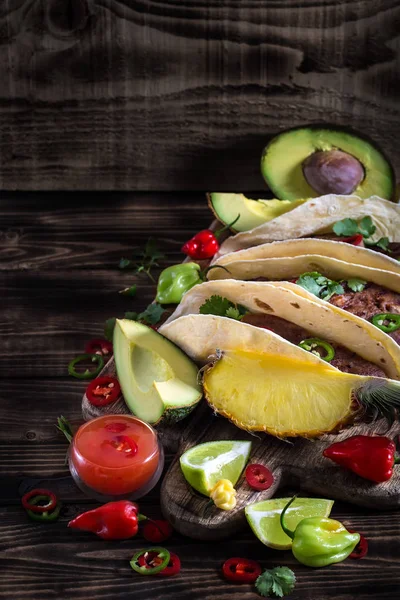 Tradycyjne Potrawy Meksykańskie Street Wołowiny Języka Tacos Guacamole Ananas Salsy — Zdjęcie stockowe