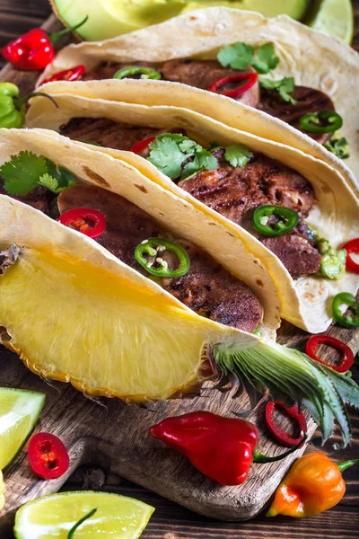 Traditionell Mexikansk Snabbmat Nötkött Tungan Tacos Med Ananas Salsa Och — Stockfoto