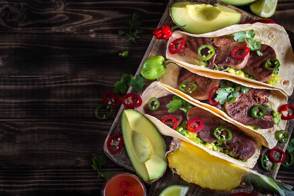 Traditionell Mexikansk Snabbmat Nötkött Tungan Tacos Med Ananas Salsa Och — Stockfoto