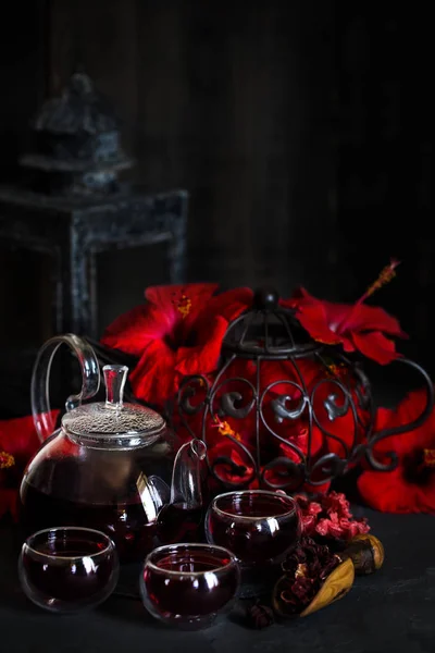 Травяной Каркад Чая Гибискус Красными Цветами Гибискуса Темное Настроение Фото — стоковое фото