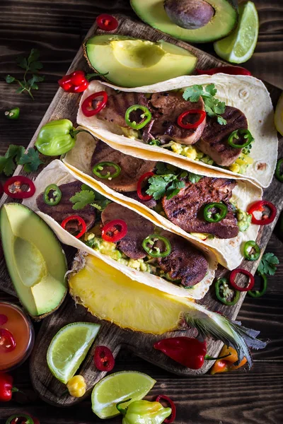 Traditionell Mexikansk Snabbmat Nötkött Tungan Tacos Med Ananas Salsa Och — Stockfoto