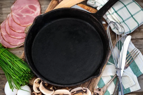 Empty Frying Pan Breakfast Ingredients Eggs Ham Mushrooms Spring Onion — Stock Photo, Image