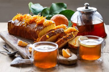 Mandalina Reçeli Tepesi ve limonlu çay ile sırlı turuncu kek