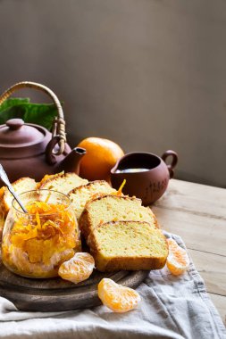 Mandalina Reçeli Tepesi ve limonlu çay ile sırlı turuncu kek