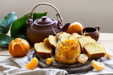 Mandalina Reçeli Tepesi ve limonlu çay ile sırlı turuncu kek