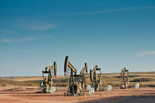 Fünf Pumpjacks hintereinander — Stockfoto