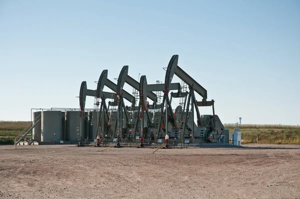 Fünf Pumpjacks hintereinander — Stockfoto