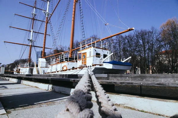 L'ancien voilier est amarré dans la ville de Klaipeda Lituanie — Photo