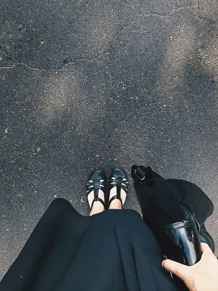 La fille se tient à un passage pour piétons. Vue d'en haut. Plan vertical . — Photo