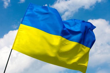 Ukrayna bayrağı mavi gökyüzü. Yatay atış.