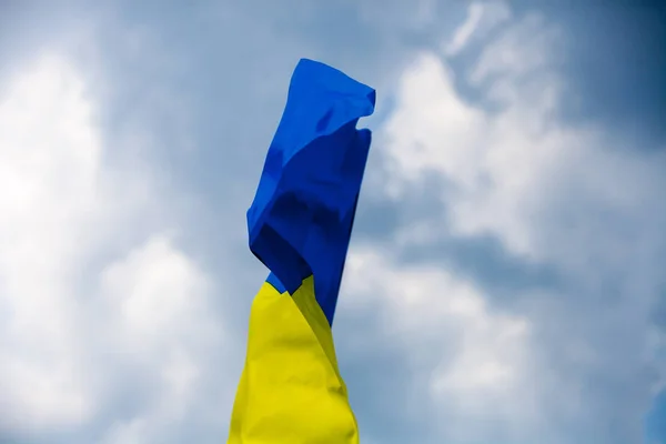 Vlag van Oekraïne tegen de blauwe hemel. Horizontale schot. — Stockfoto