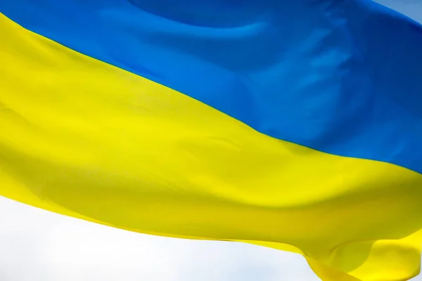 Vlag van Oekraïne tegen de blauwe hemel. Horizontale schot. — Stockfoto