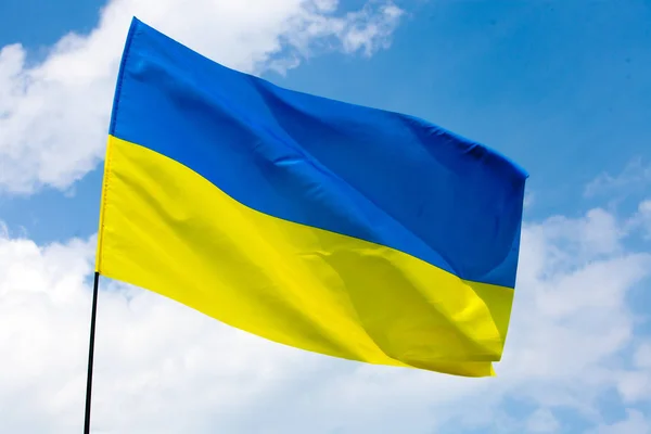 Bandera de Ucrania contra el cielo azul. Disparo horizontal . — Foto de Stock