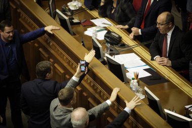 11.26.2018 Ukrayna. Kiev. Ukrayna'nın Verkhovna Rada. Ukrayna'da sıkıyönetim Yasası için oylama. Ukrayna Parlamentosu milletvekili bir yasa için ihtiyacı konusunda sıkıyönetim üzerinde tartışmak.