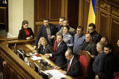11.26.2018 Ukrayna. Kiev. Ukrayna'nın Verkhovna Rada. Ukrayna'da sıkıyönetim Yasası için oylama. Ukrayna Parlamentosu milletvekili bir yasa için ihtiyacı konusunda sıkıyönetim üzerinde tartışmak.