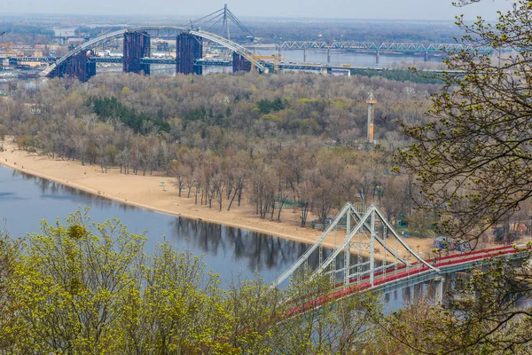 Ciudad en Ucrania. Kiev. Puente peatonal. Vista panorámica del río Dniéper . — Foto de Stock
