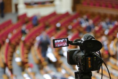 Kamera bir tripod üzerinde duruyor ve toplantı odasını kaldırır.