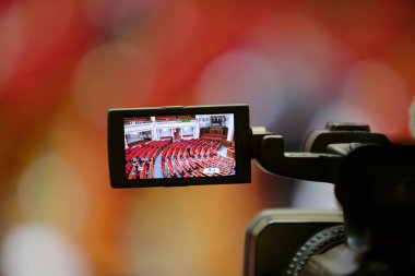 Kamera bir tripod üzerinde duruyor ve toplantı odasını kaldırır.