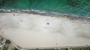 Seashore drone'dan fotoğraflandı. Denizin akışı. Çöl plajları. Daha fazla yeşil ve mavi renk.