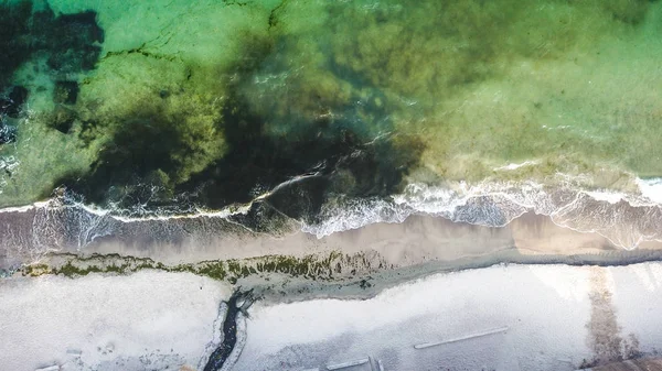ドローンから撮影した海岸。海の波と流れ。砂漠のビーチその他の緑と青の色. — ストック写真