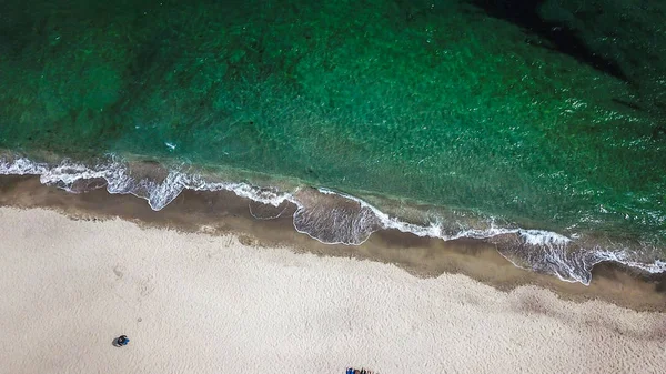 ドローンから撮影した海岸。海の波と流れ。砂漠のビーチその他の緑と青の色. — ストック写真