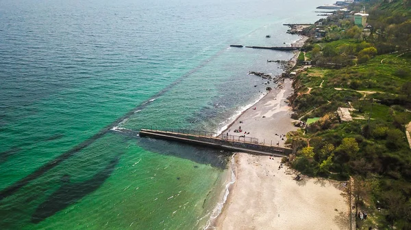 Odessa şehri drone'dan. Deniz manzarası. İlkbaharda şehir ve deniz. Büyük manzara fotoğraf. Daha fazla yeşil ve mavi renk. — Stok fotoğraf