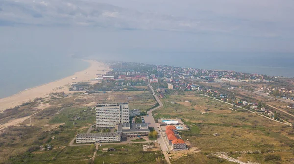 Shoreline fotografiado de drone. Mar, arena y hoteles en la playa en la región de Odessa. Ucrania. —  Fotos de Stock
