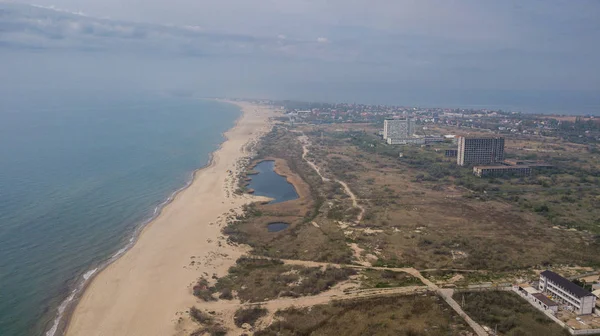 Strandlinje fotograferad från drönare. Hav, sand och hotell på stranden i Odessa regionen. Ukraina. — Stockfoto