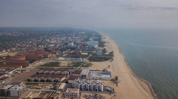 Coreline fotografata dal drone. Mare, sabbia e alberghi sulla spiaggia nella regione di Odessa. Ucraina. — Foto Stock