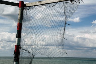 Eski bir balık ağı bir oltaya takılır ve kurur..