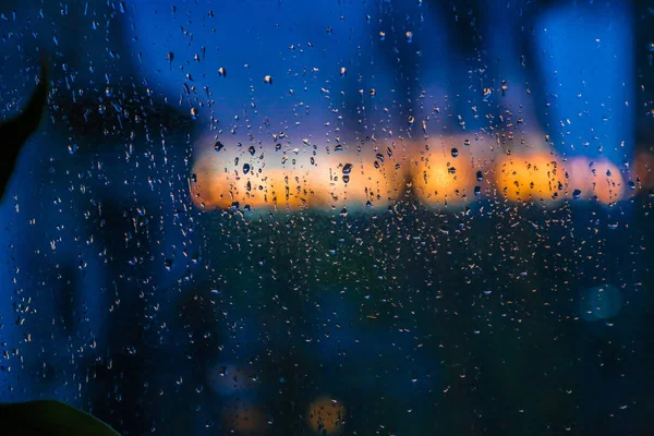 도시에서 폭풍. 창 밖에서 뇌우와 비. 하늘은 어두운 구름으로 덮여 있다. 매우 극적인 날씨. — 스톡 사진