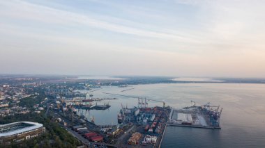Denizin Panoramik Manzarası Ve Odessa Şehrinin Bir Parçası. İnsansız hava aracından fotoğraflanmış. Havadan fotoğraf çekimi.