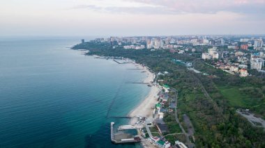 Kıyı şeridi. İnsansız hava aracından fotoğraflanmış. Havadan fotoğraf çekimi.