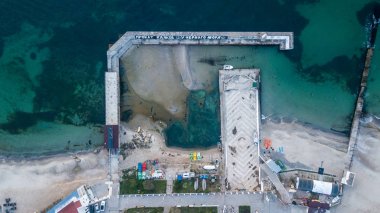 Kıyı şeridi. İnsansız hava aracından fotoğraflanmış. Havadan fotoğraf çekimi.