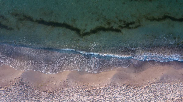 Sulla costa. Fotografato dal drone. Servizio fotografico aereo . — Foto Stock