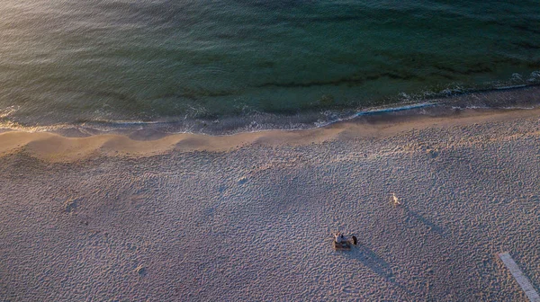 海の側の人々、海の人々。ドローンから撮影。航空写真撮影. — ストック写真