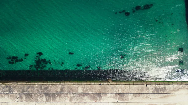 Vista dall'alto sul mare, sull'oceano. Vacanzieri sulla sabbia vicino all'acqua. Fotografato dal drone . — Foto Stock