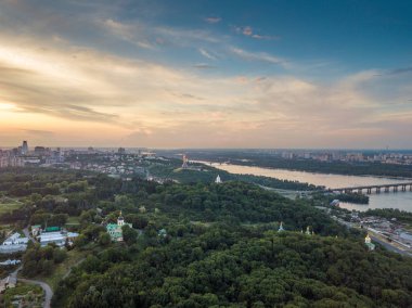 Gökyüzünden Kyiv 'in panoramik görüntüsü. Yaz boyunca günbatımı Kiev. İnsansız hava aracı ile çekildi. Hava görünümü.
