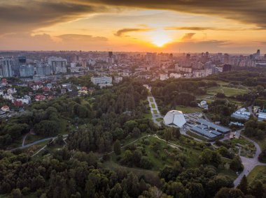 Gökyüzünden Kyiv 'in panoramik görüntüsü. Yaz boyunca günbatımı Kiev. İnsansız hava aracı ile çekildi. Hava görünümü.
