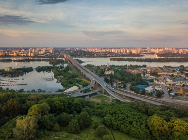 Gökyüzünden Kyiv 'in panoramik görüntüsü. Yaz boyunca günbatımı Kiev. İnsansız hava aracı ile çekildi. Hava görünümü.