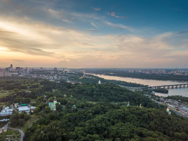 Vista panorámica de Kiev desde el cielo. Puesta de sol sobre el verano Kiev. Filmado en dron. Vista aérea . — Foto de Stock