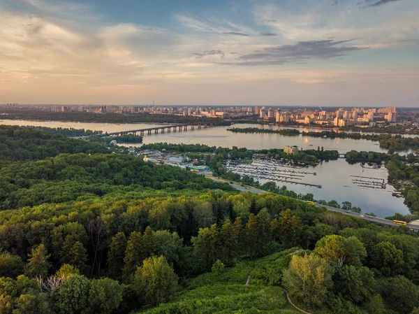 Panoramautsikt over Kyiv fra himmelen. Solnedgang over sommeren Kiev. Filmet på drone. Utsikt fra luftfartøy . – stockfoto