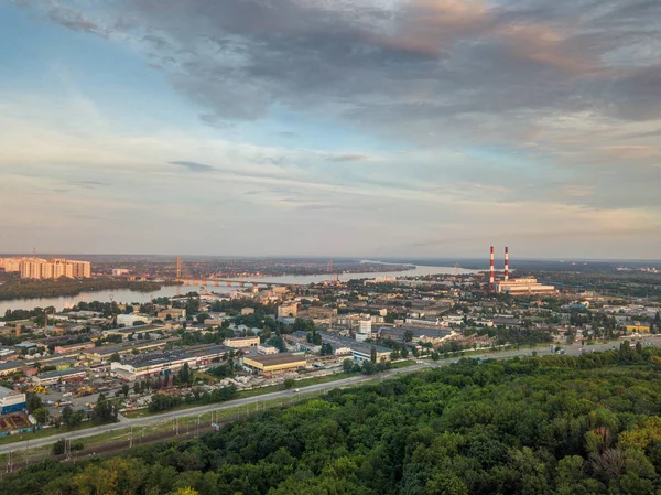 Vista aérea de Kiev desde el cielo. Puesta de sol durante el verano Kiev. Filmado en drone . — Foto de Stock