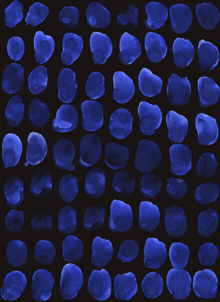 Отпечатки животных с точками. Просто синий и черный акварельный фон, бесшовный узор. Скандинавский стиль, дизайн обоев, ткани, текстиля, оберточной бумаги.