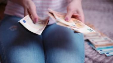 Avro banknotları tutan ve kağıt para sayan kişiler, mali gelir ve tasarruflar, para sayımı. Finansal ticaret yatırımları, banka takası için kazanılan para